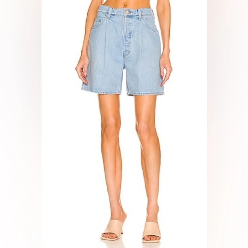 NWT Mother Snacks The Pleated Fun Dip Jean Short- Nothing else like it size 31